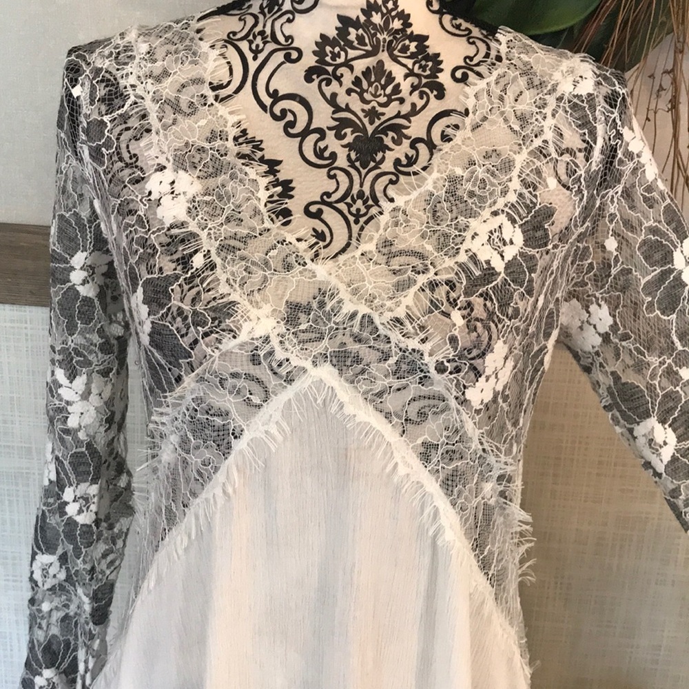 Stunning Lace Bell Sleeve Dress/Tunic - Picture 3 of 5